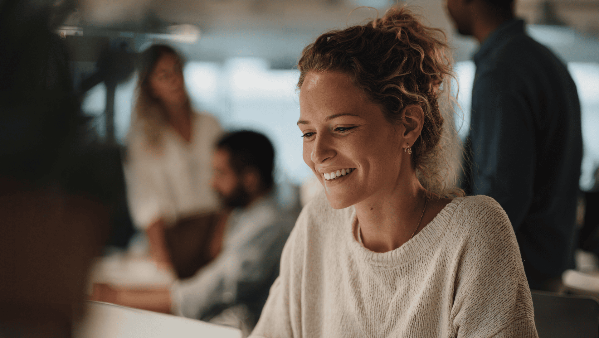 fiscfree_woman_working_behind_her_desk
